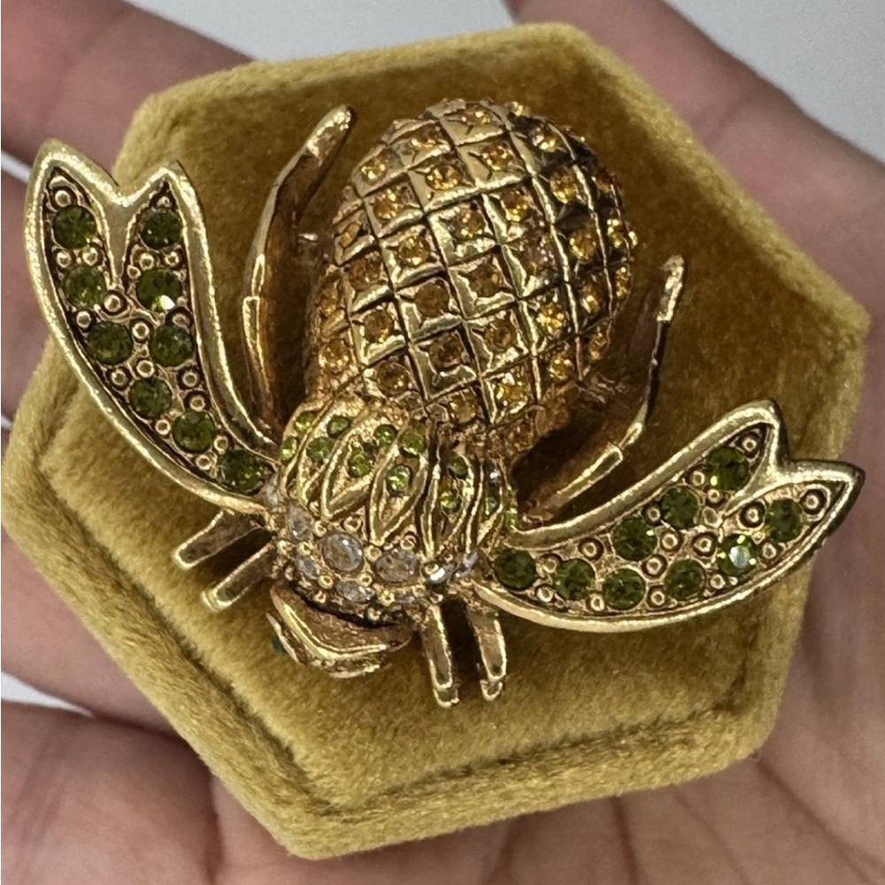 🐝🍍 Vintage Signed Joan Rivers Pineapple Bee Brooch Pin ✨
